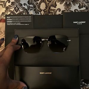 Stylish YSL women’s sunglasses 🕶️